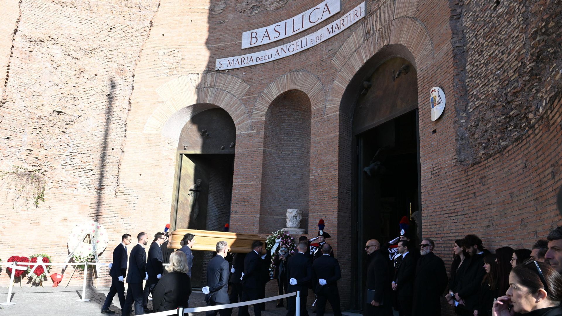 El féretro entrando a la basílica