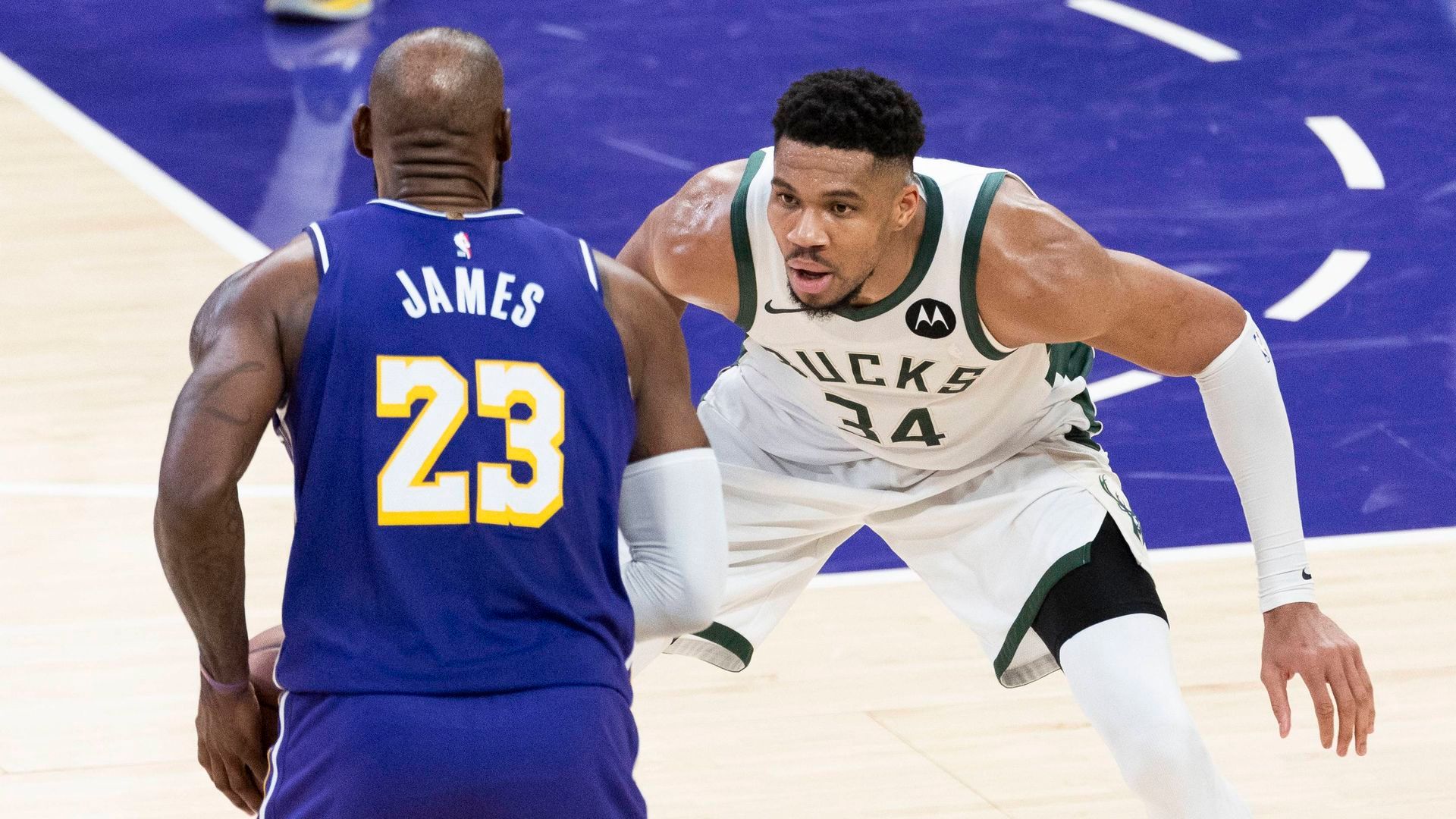 Giannis Antetokounmpo defendiendo a LeBron James en un partido de la NBA