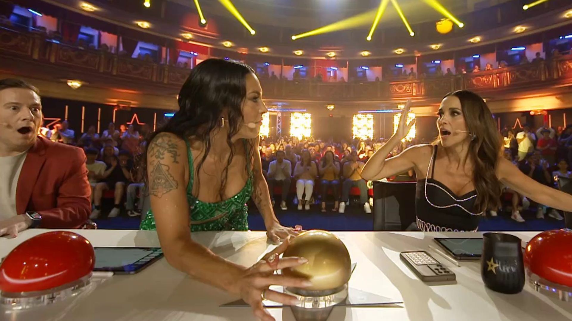 ¡Histórico! Lorena Castell da el pase de oro a AM Dance Studio antes de terminar la actuación Got Talent Temporada 11 Top Vídeos 51