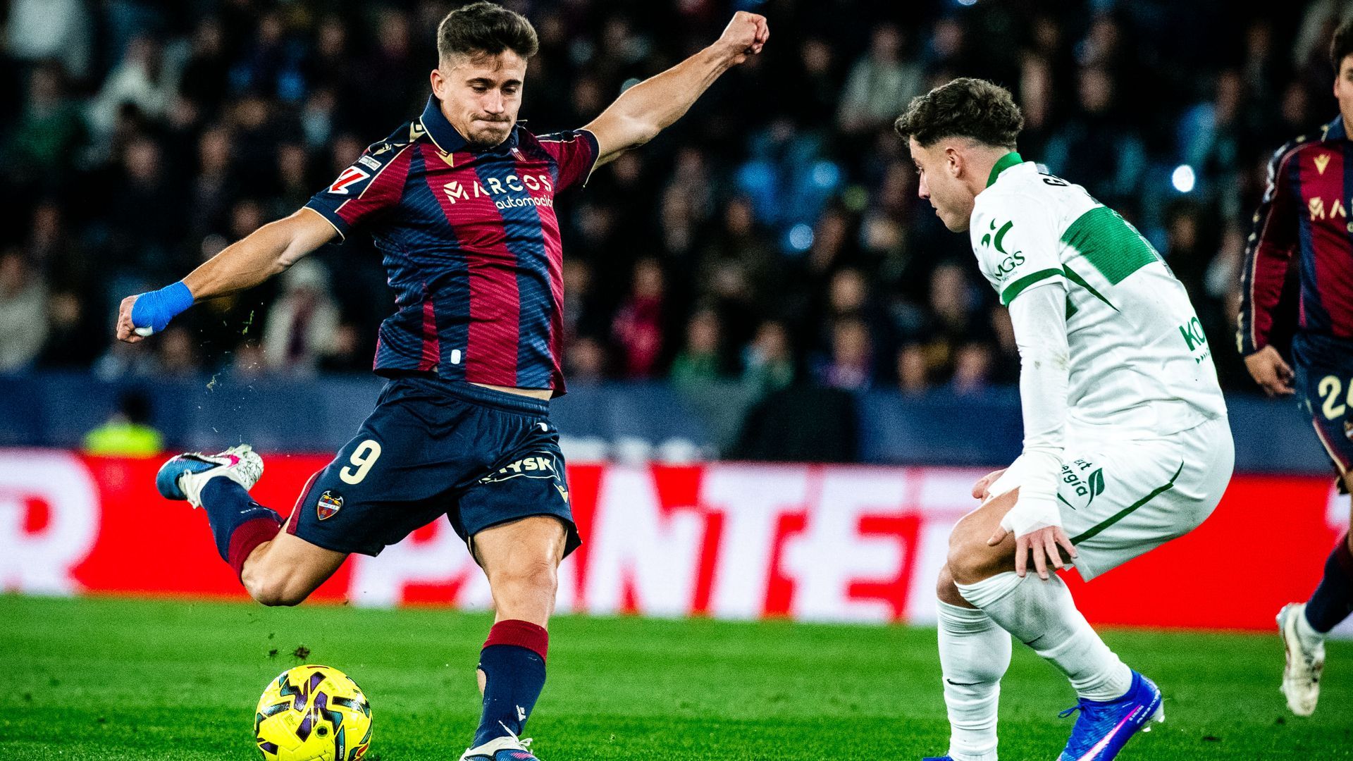 Iván Romero ante el Elche