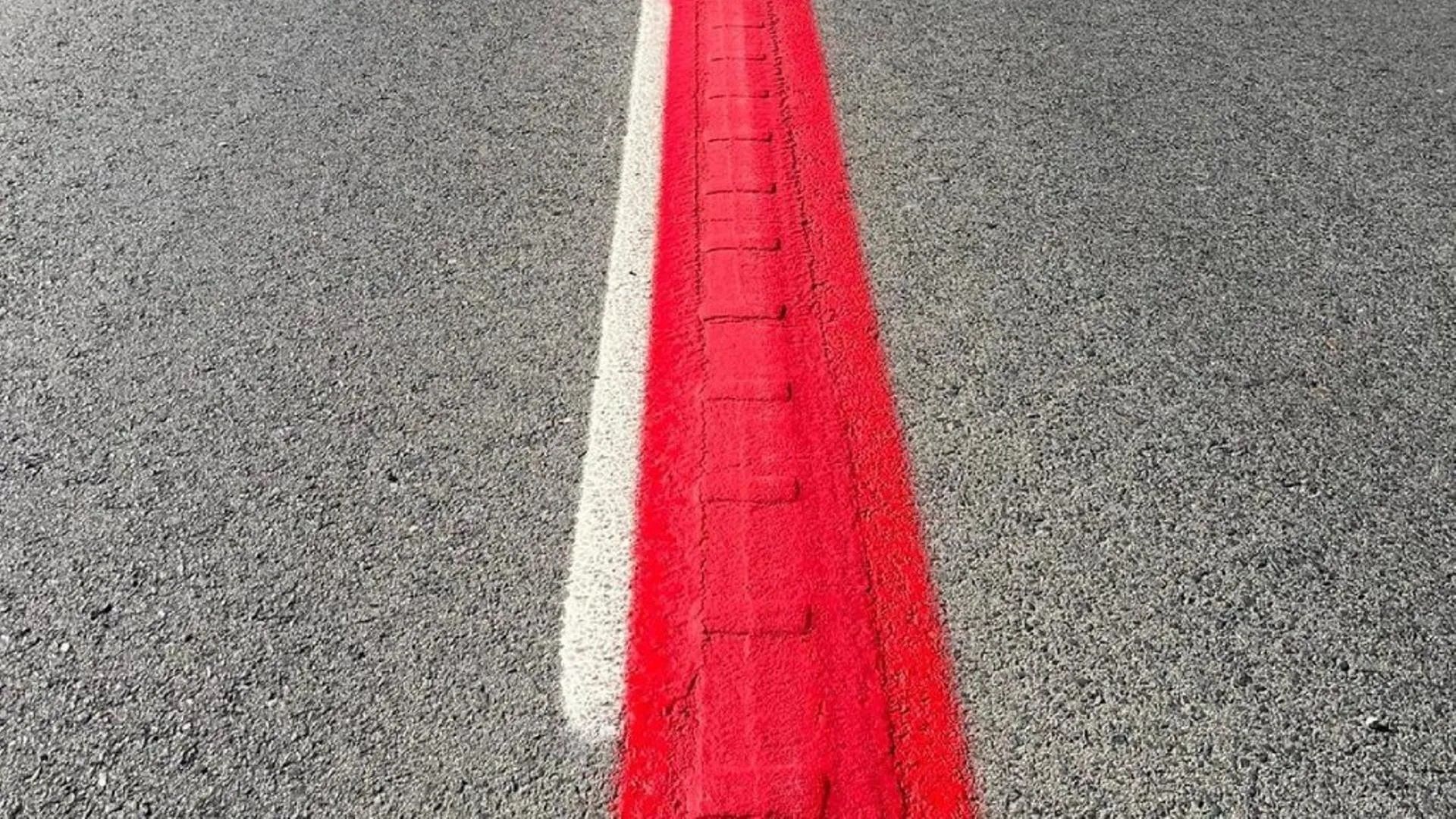 Línea roja continua en las carreteras españolas Línea roja continua en las carreteras españolas