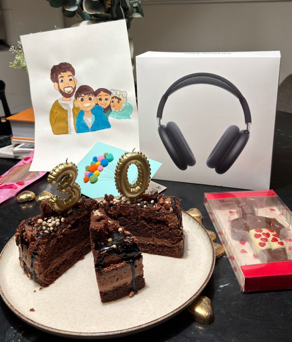 Los regalos que ha recibido Asraf Beno por su 30º cumpleaños