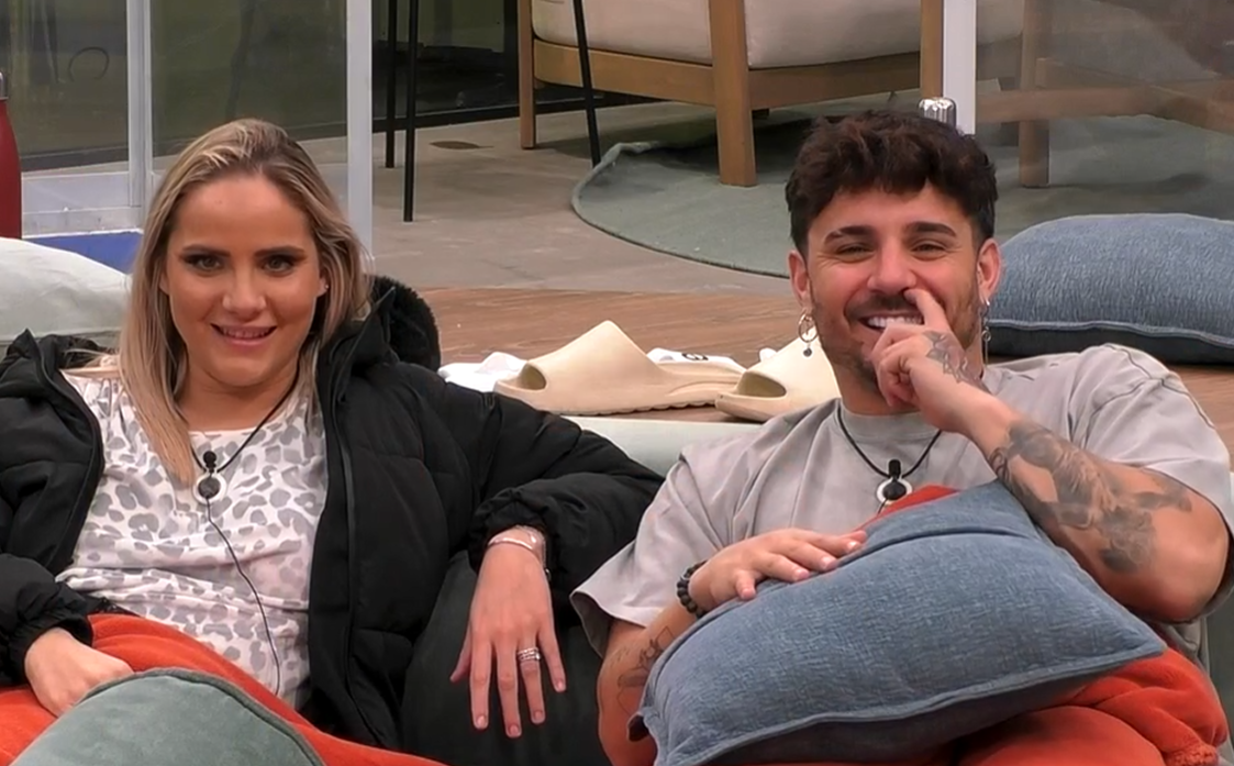 Manu, al lado de su hermana Gloria