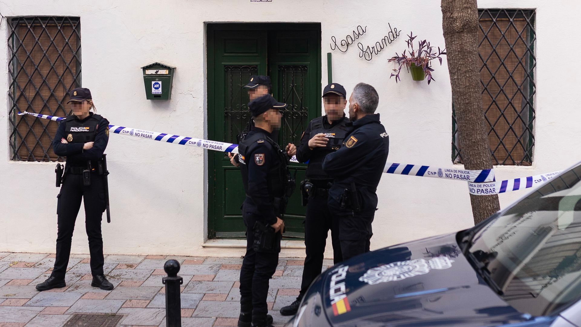 Mata a su padre, hiere a su madre y muere al precipitarse desde una azotea en Fuengirola, Málaga