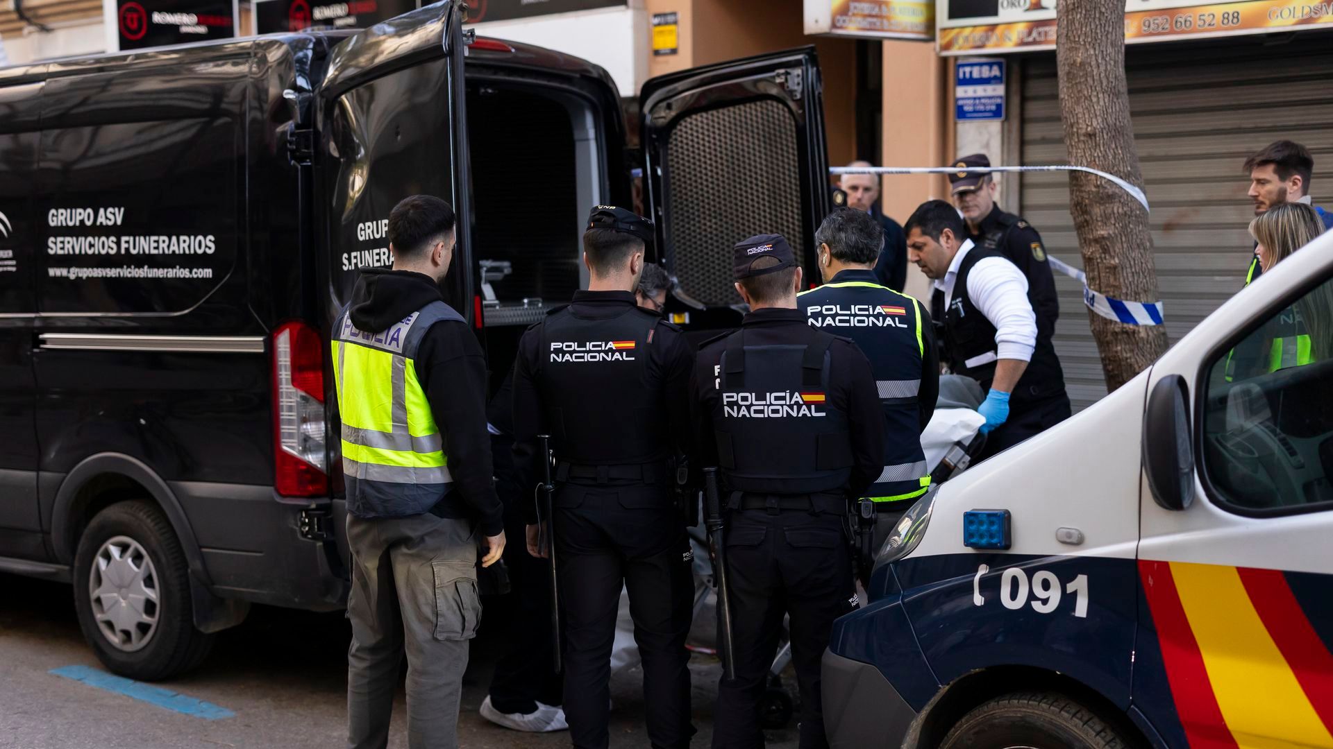 Mata a su padre, hiere a su madre y muere al precipitarse desde una azotea en Fuengirola, Málaga