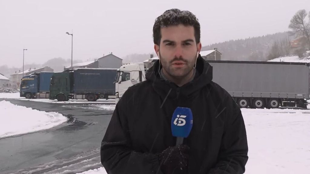 Miles de camioneros quedan atrapados por el temporal de nieve y el veto al transporte pesado: "No había manera humana de salir aquí"