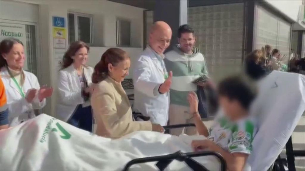 Los nietos de Natividad, la abuela fallecida en Adamuz, reciben el alta entre aplausos y con la camiseta del Córdoba