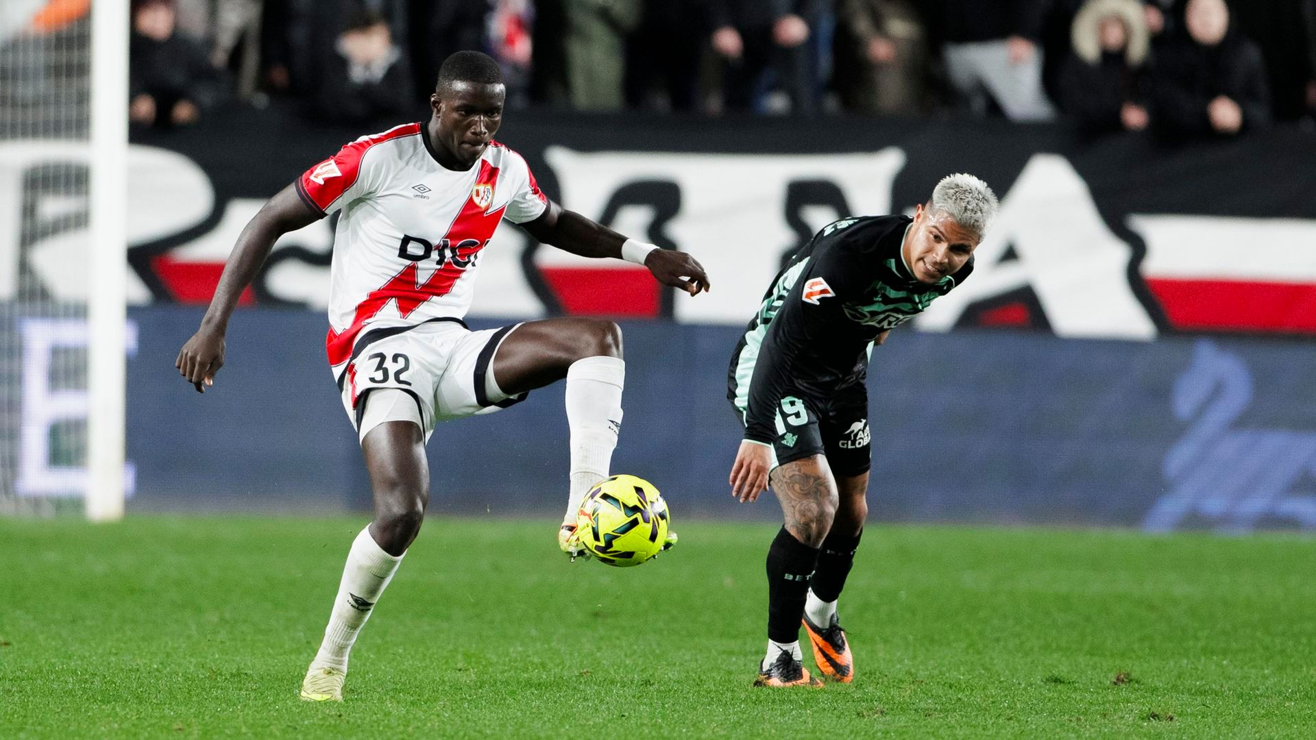 Nobel Mendy ante el Betis en Vallecas Nobel Mendy ante el Betis en Vallecas