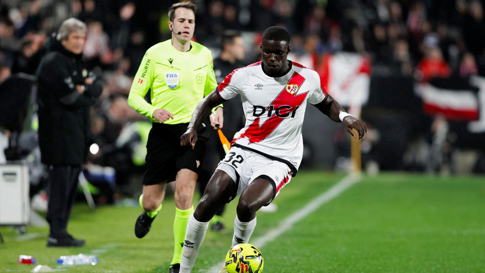 Nobel Mendy, ante la mirada de Manuel Pellegrini