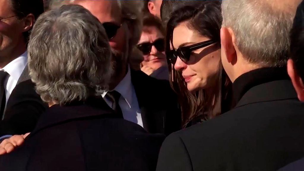 Anne Hathaway, rota de dolor en el funeral de Valentino en Roma