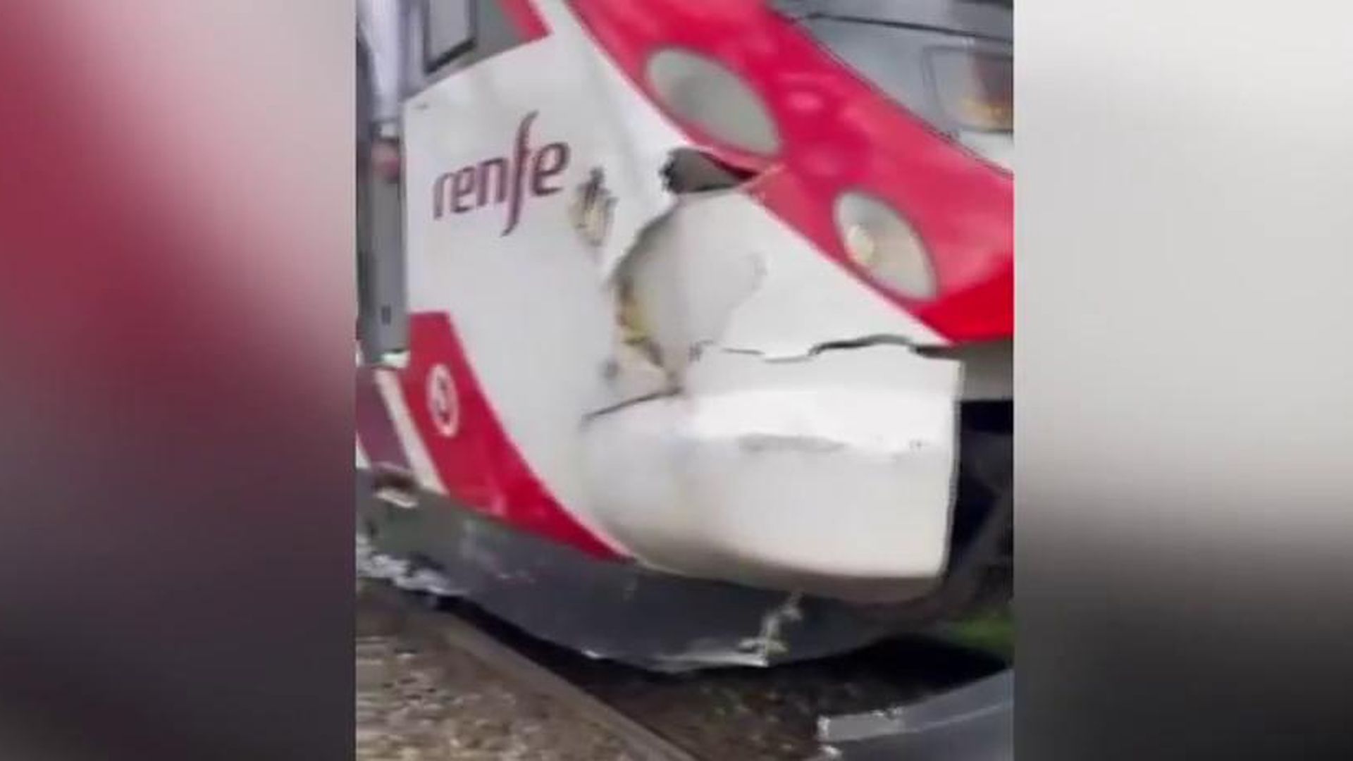 Un desprendimiento de hormigón a la salida de un túnel provoca daños en un tren de Cercanías en Asturias: la línea C1, reestablecida Un desprendimiento de hormigón a la salida de un túnel provoca daños en un tren de Cercanías en Asturias: la línea C1, reestablecida