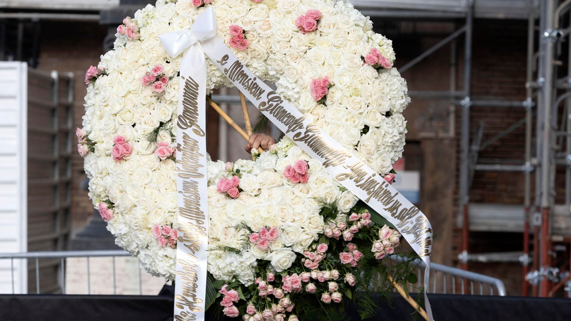 Una de las coronas de flores del funeral de Valentino