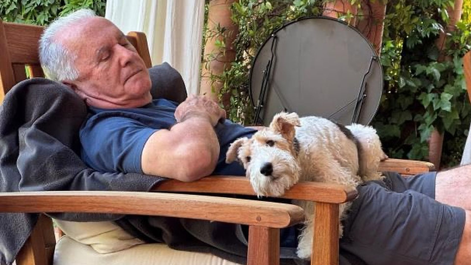 Víctor Manuel y su perra Cleopatra Víctor Manuel y su perra Cleopatra