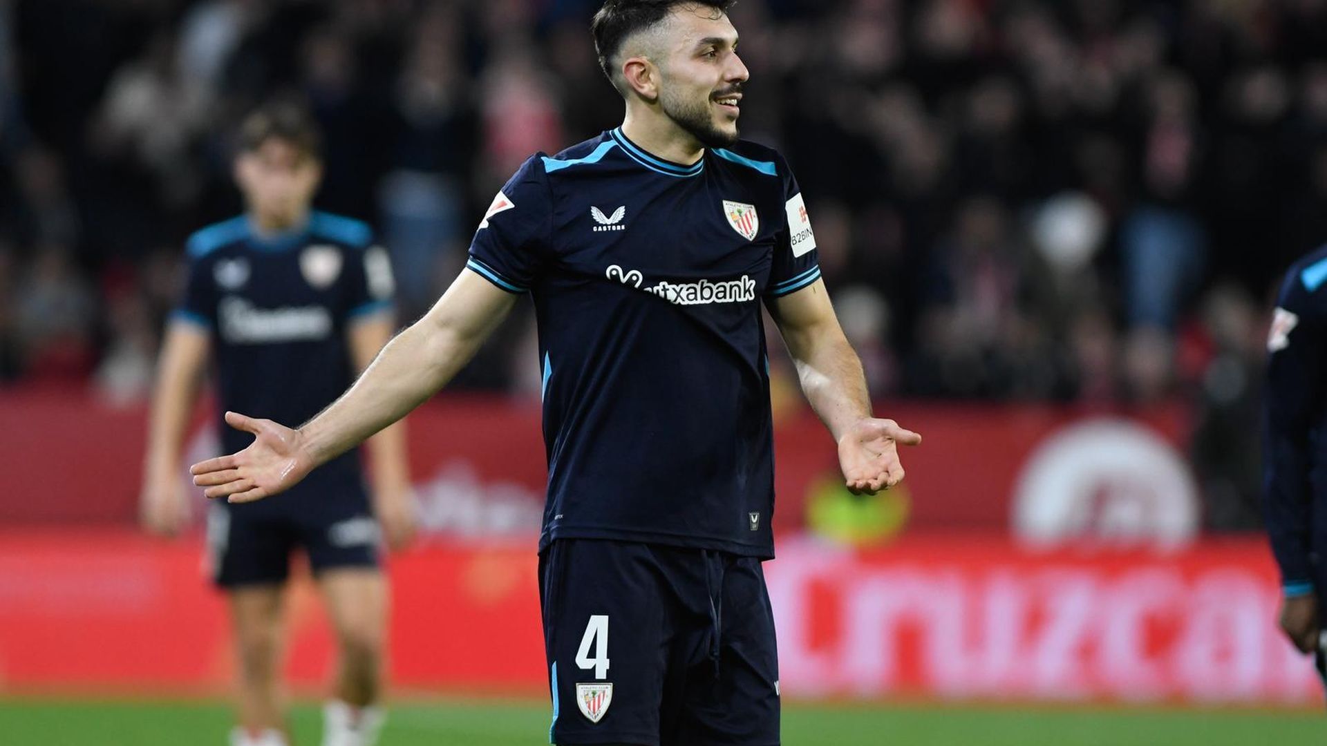 Aitor Paredes protesta una acción ante el Sevilla FC