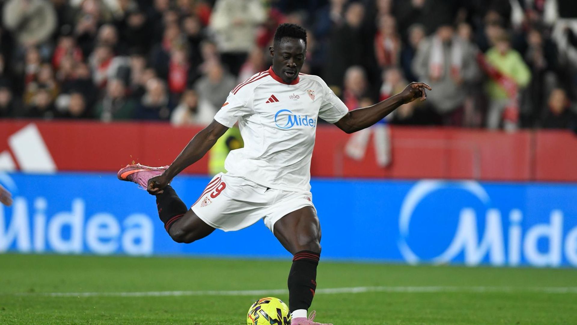 Akor Adams marca de penalti su gol en el Sevilla-Athletic