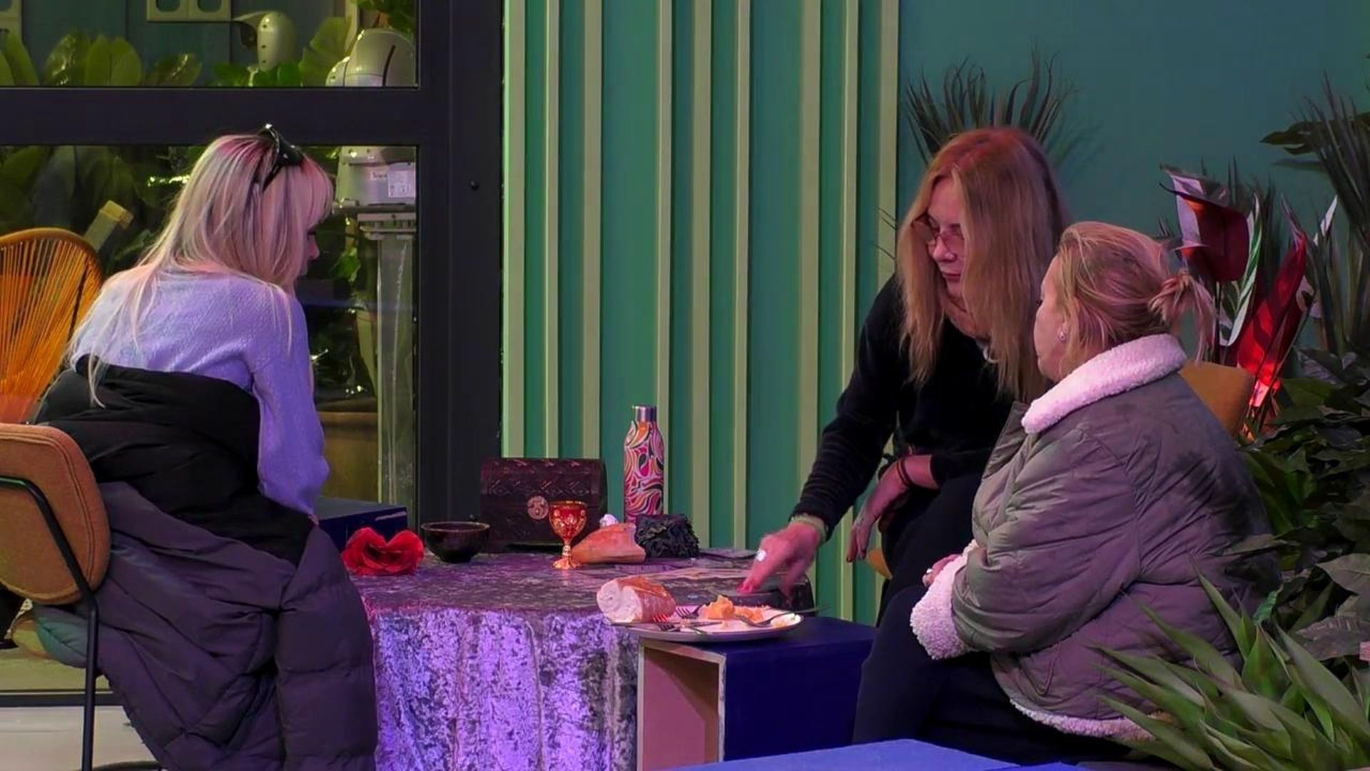 Belén Ro le lee el futuro a Sonia