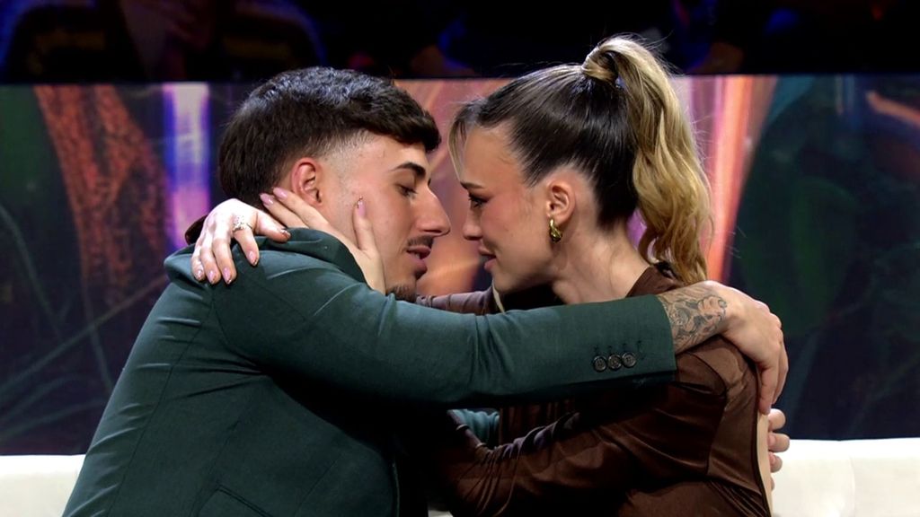 Borja, con el corazón en la mano, se declara a Almudena y hacen oficial su relación: "Me gustaría que el mundo supiera que estamos juntos"