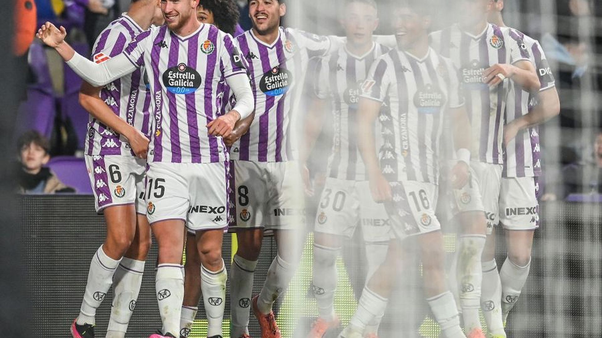 Celebración de los jugadores del Real Valladolid ante el Racing.