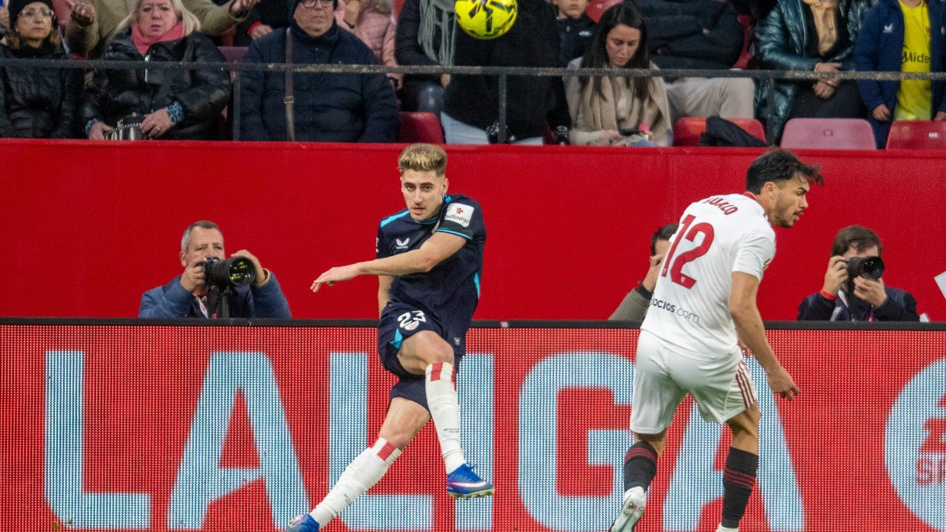 Centro de Robert Navarro ante el Sevilla FC en el Sánchez-Pizjuán