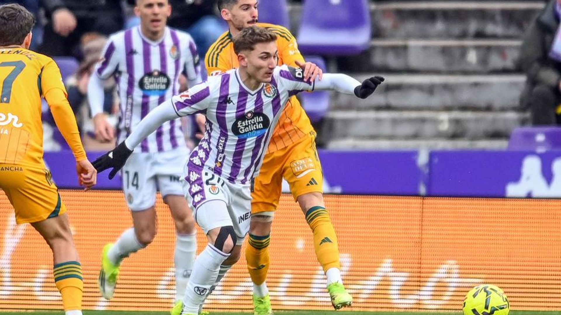 Chuki, agarrado por Neva ante el Albacete.