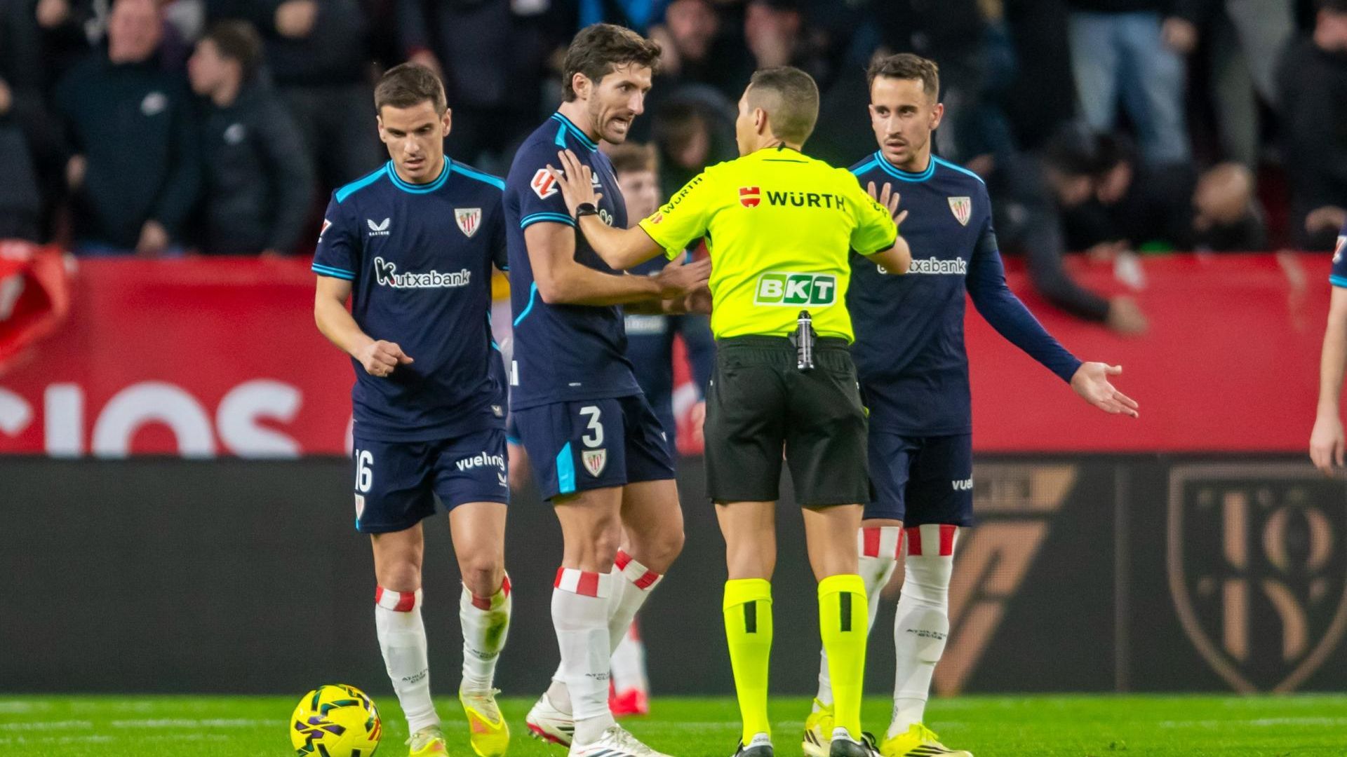 Dani Vivian protesta al árbitro Hernández Maeso en Sevilla