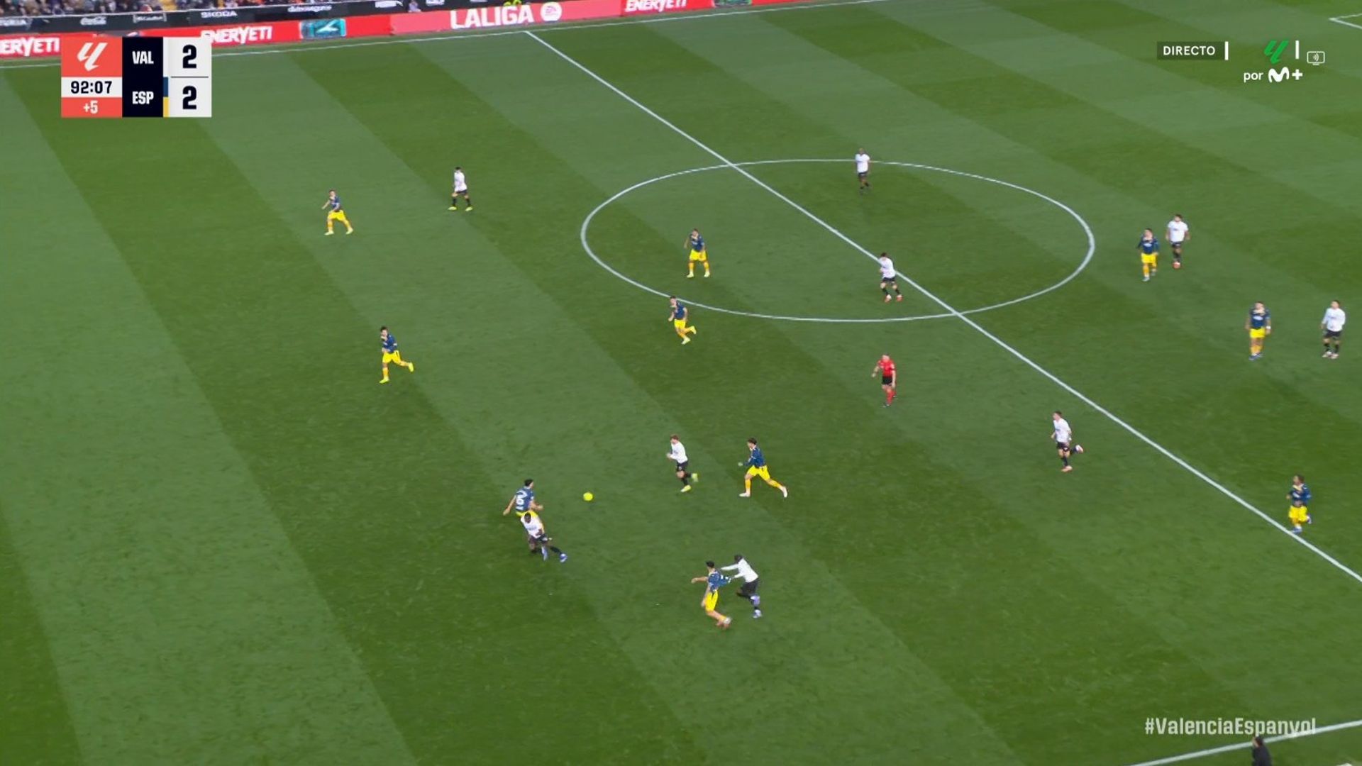 El agarrón de Ramazani a Rubén Sánchez en el Valencia-Espanyol