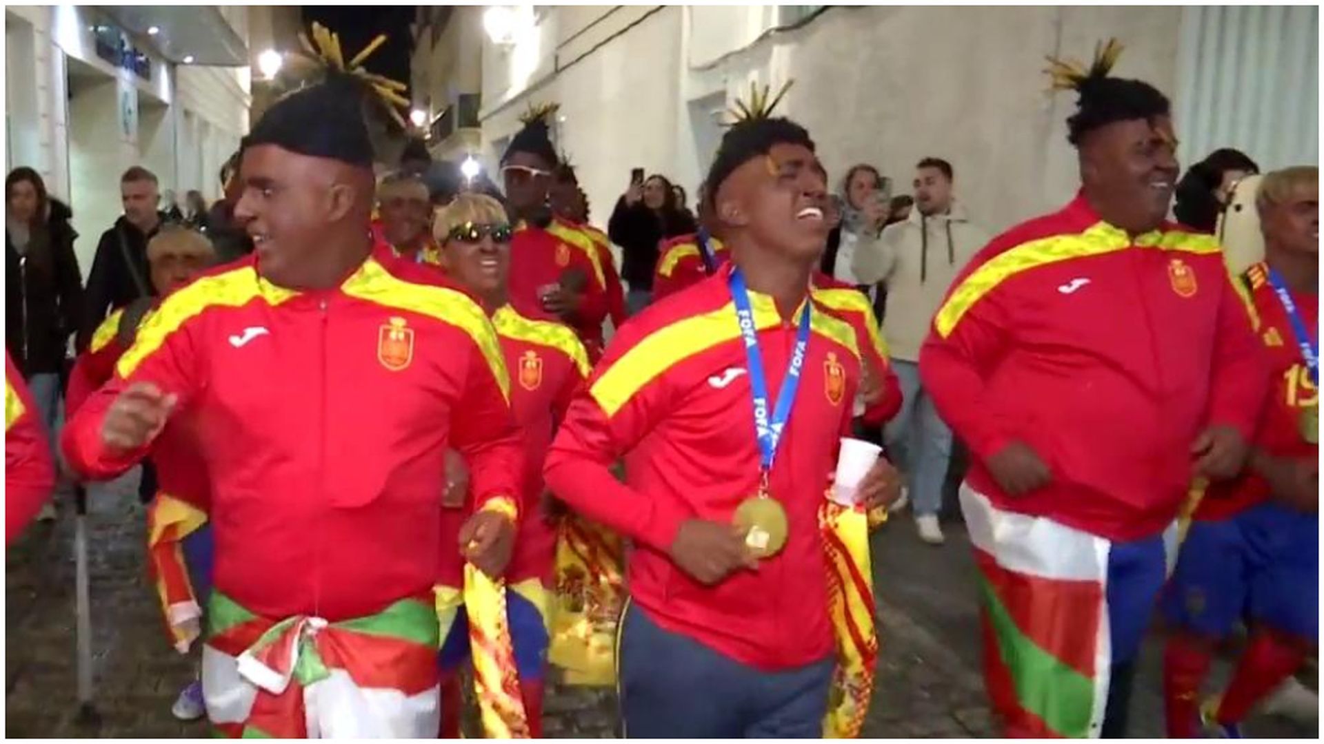 El grupo ‘Los legales, ¿nosotros sí no?’ en el COAC