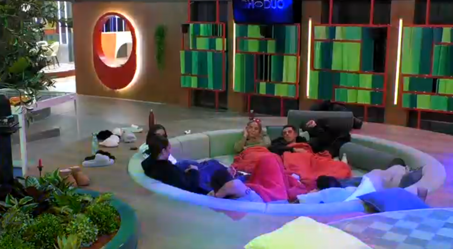 En el sofá circular