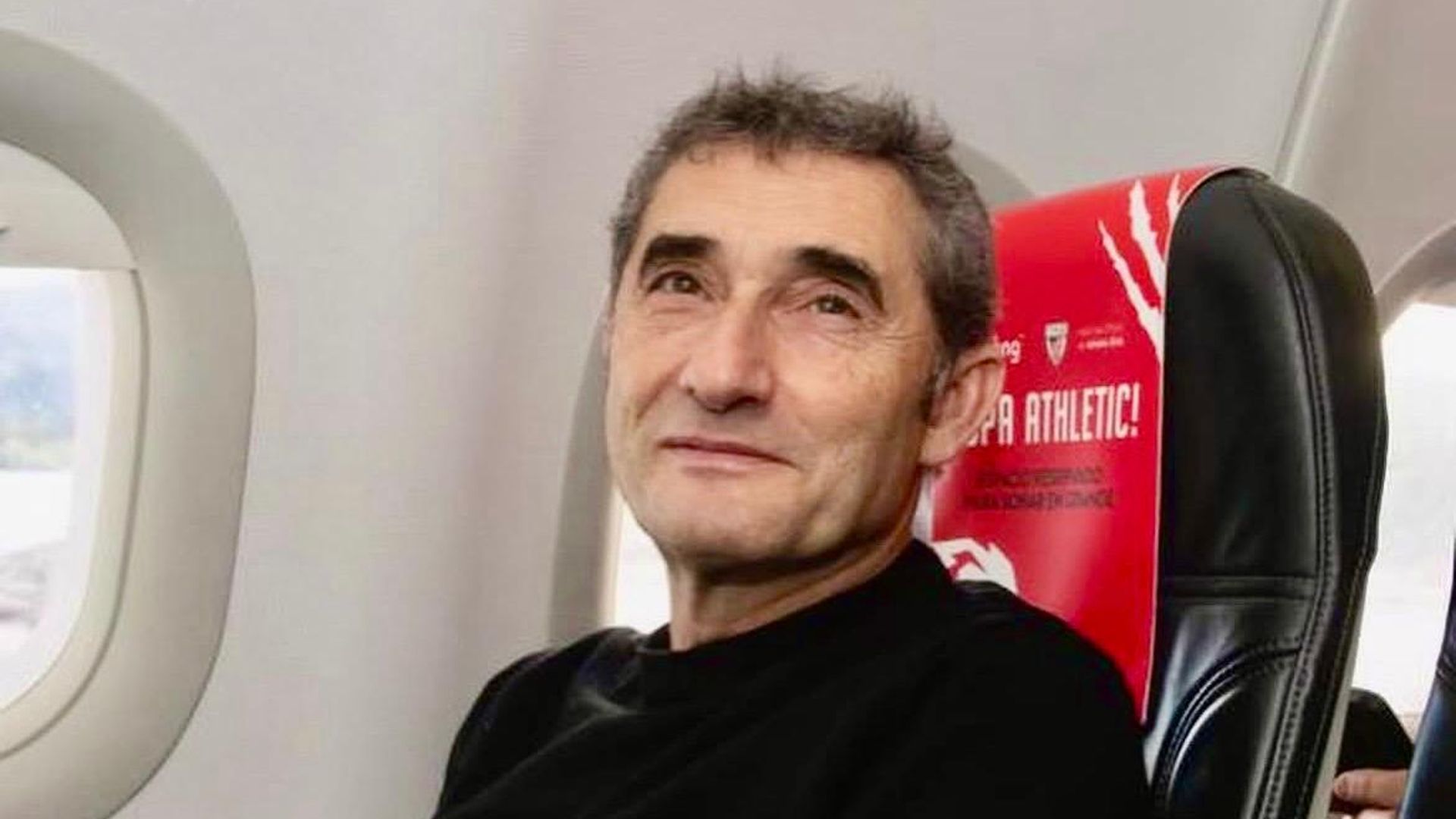 Ernesto Valverde, sentado en el avión del equipo bilbaíno