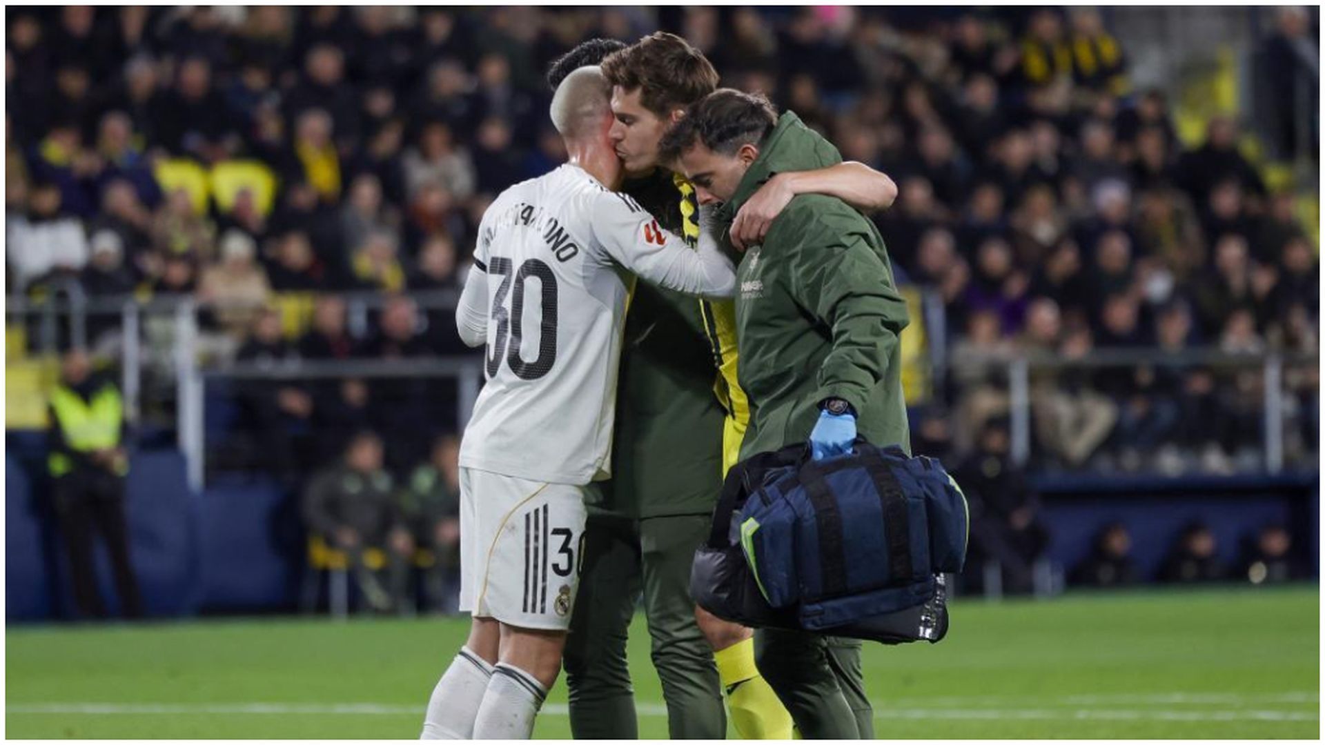 Franco Mastantuono apoya a Juan Foyth tras su lesión en el Villarreal - Real Madrid