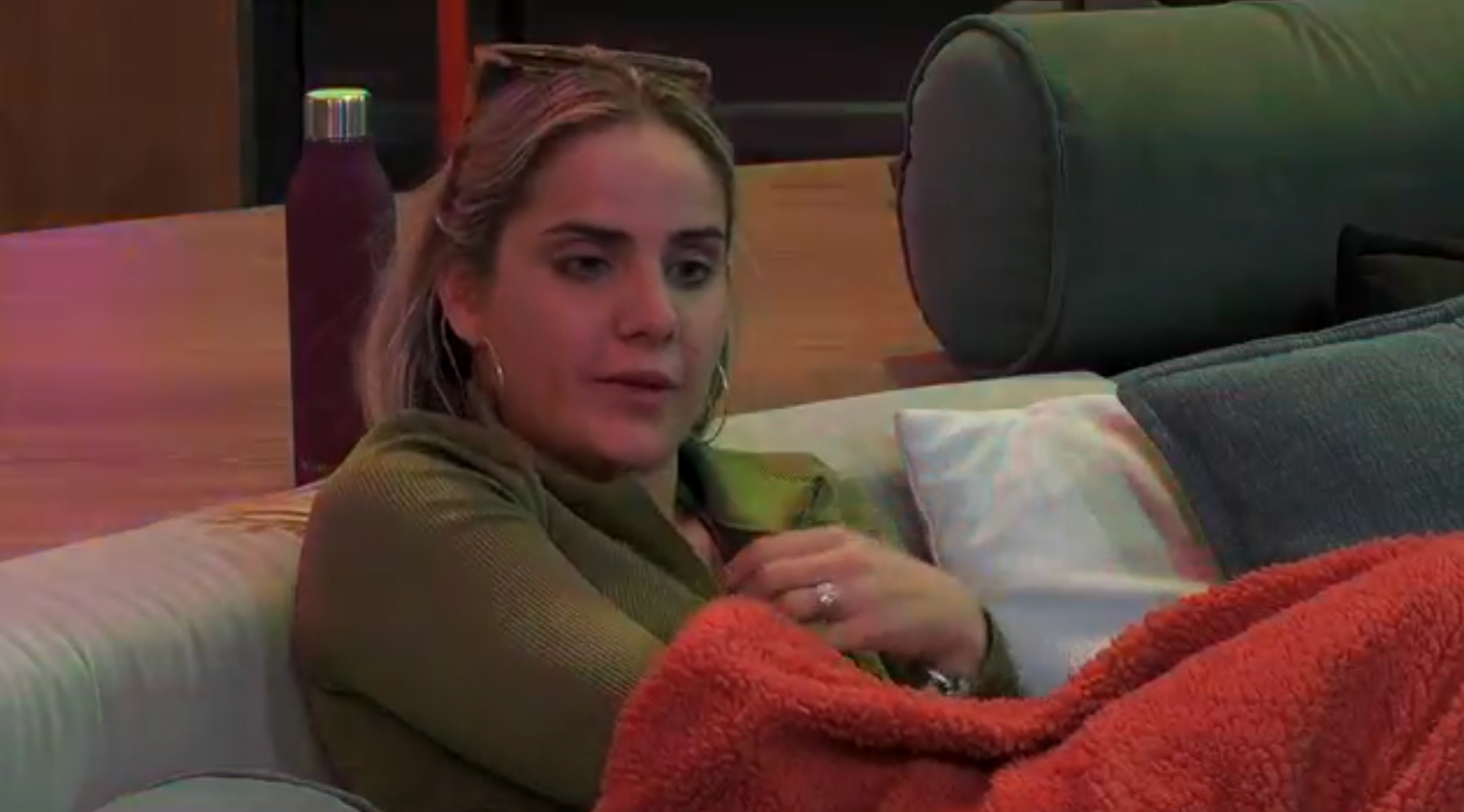 Gloria hablando con Manuel