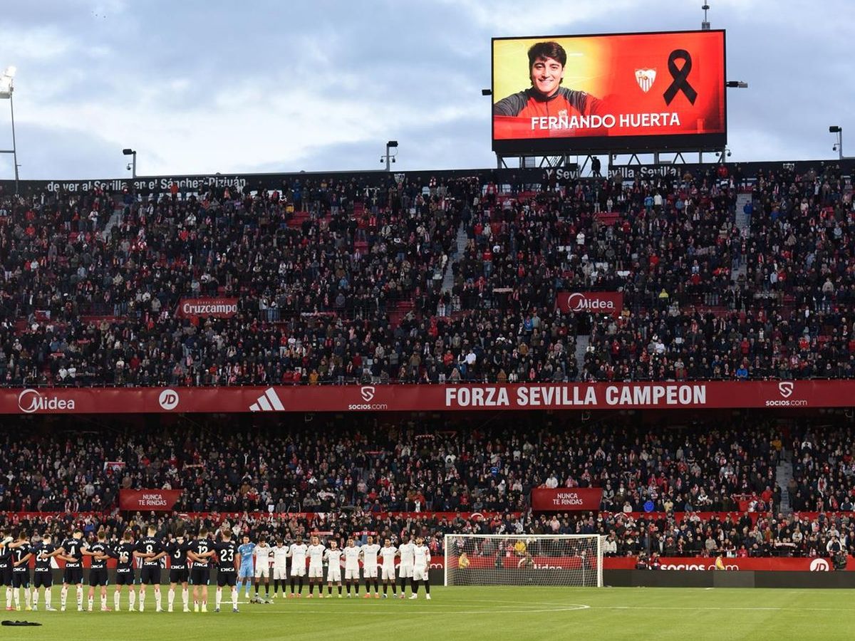 El Sánchez-Pizjuán se detiene para rendir tributo a un sevillista eterno y  a las víctimas de Adamuz