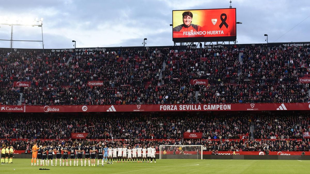 El Sánchez-Pizjuán se detiene para rendir tributo a un sevillista eterno y  a las víctimas de Adamuz