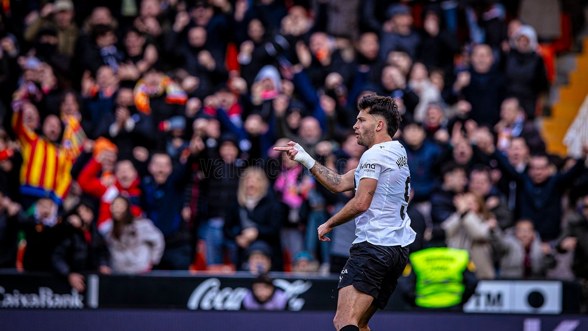 Hugo Duro marca en Mestalla y lo celebra