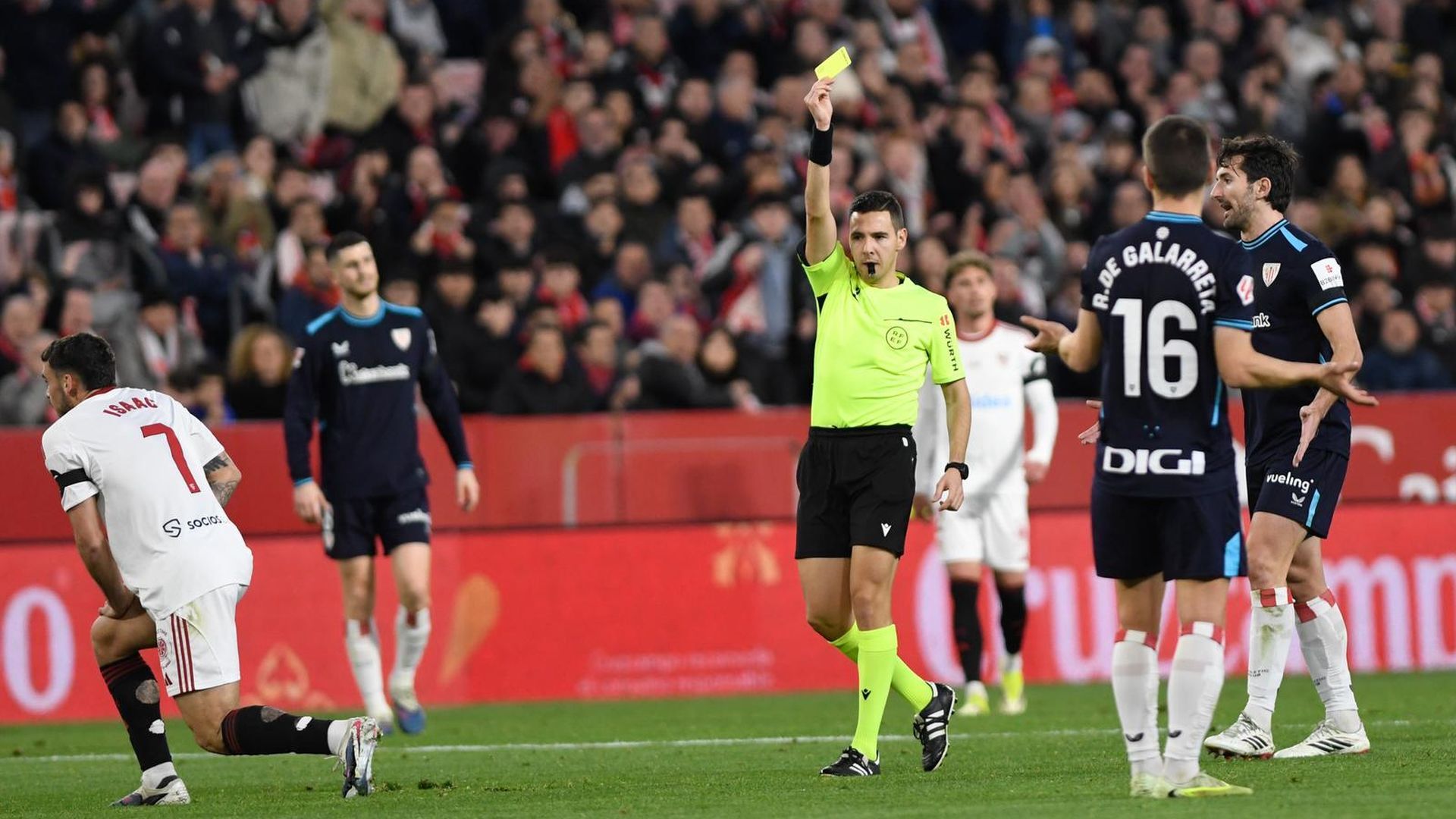 Iñigo Ruiz de Galarreta ve una tarjeta amarilla en Sevilla
