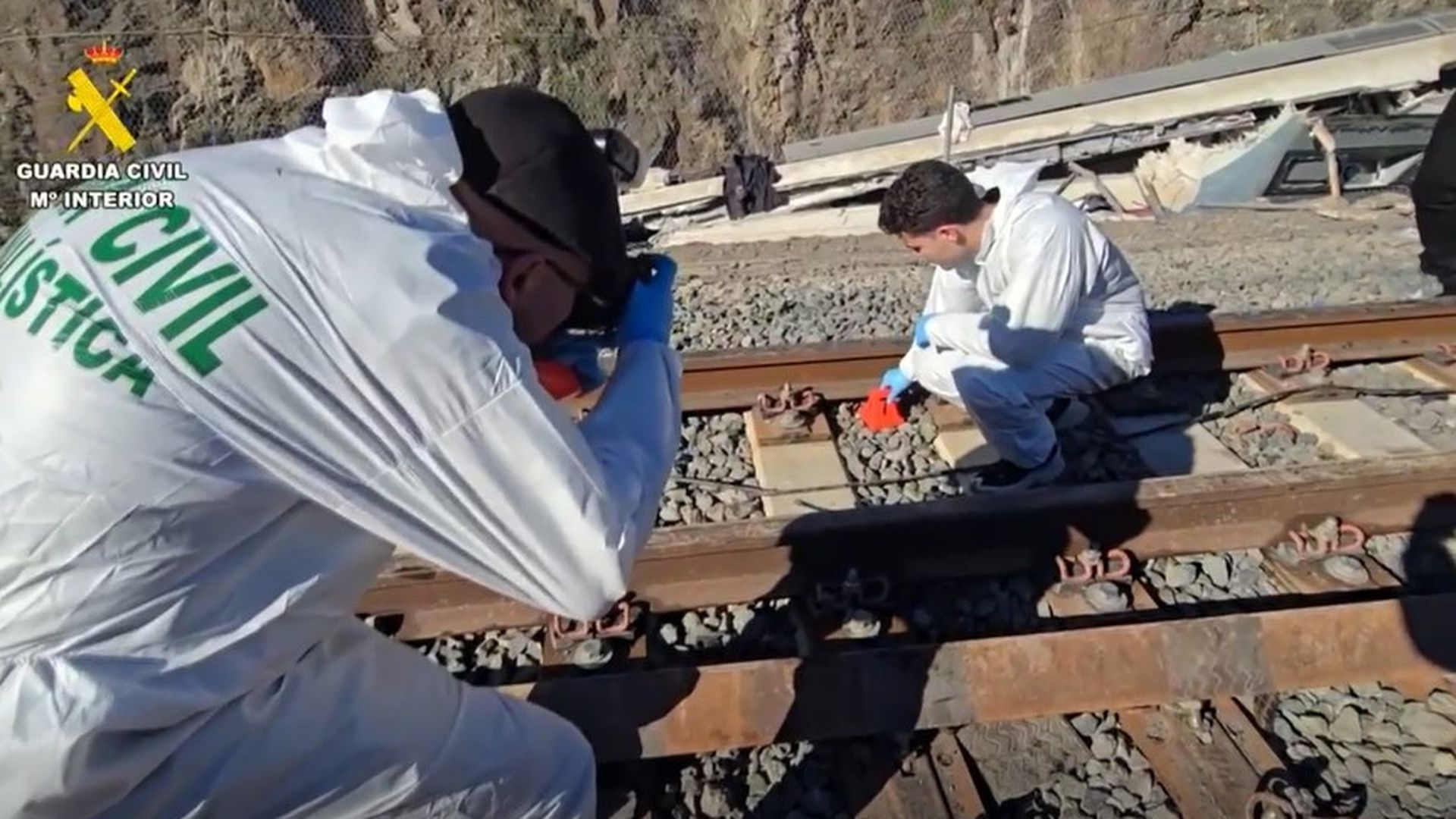 La investigación del descarrilamiento de Adamuz: cómo y qué pudo provocar el siniestro que ha dejado 45 muertos