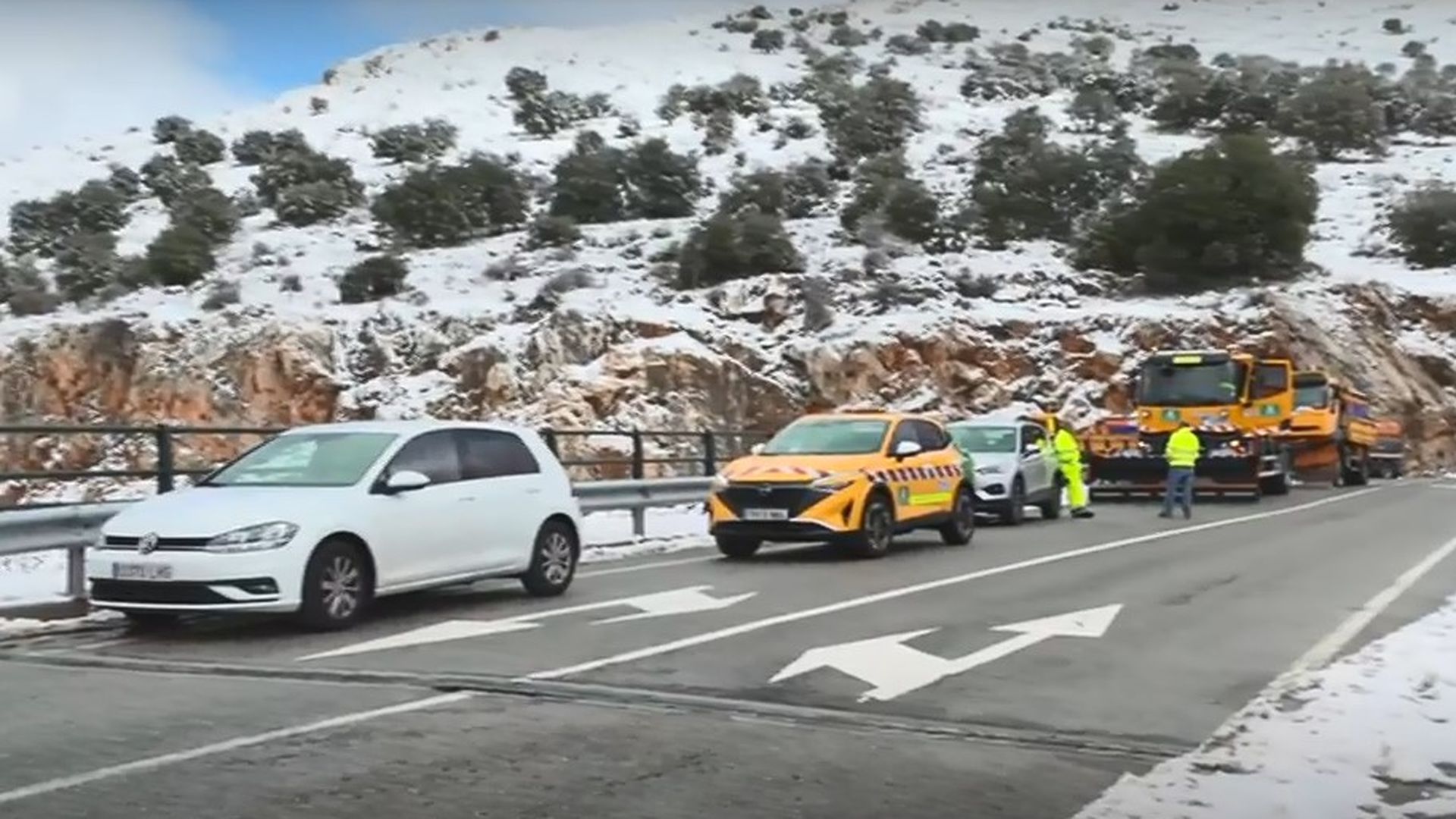 Ingrid deja grandes olas en el norte y mucha nieve que afecta a más de un centenar de vías