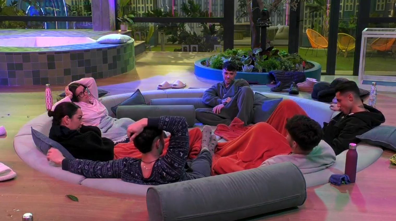 Los concursantes jugando