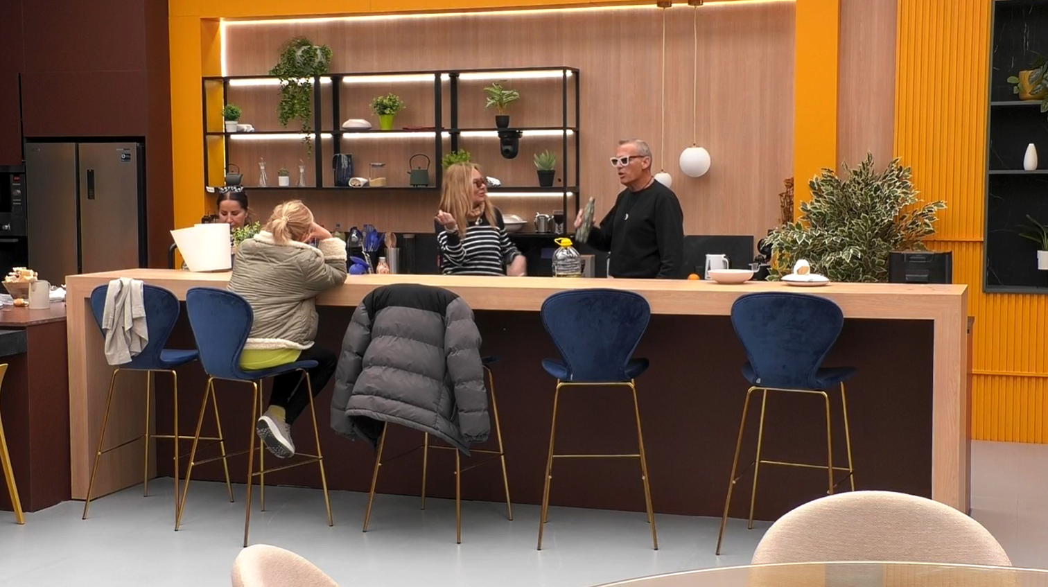 Los cuatro en la cocina