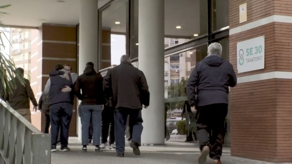 Silencio y conmoción en una íntima despedida en Sevilla al maquinista Fernando Huerta