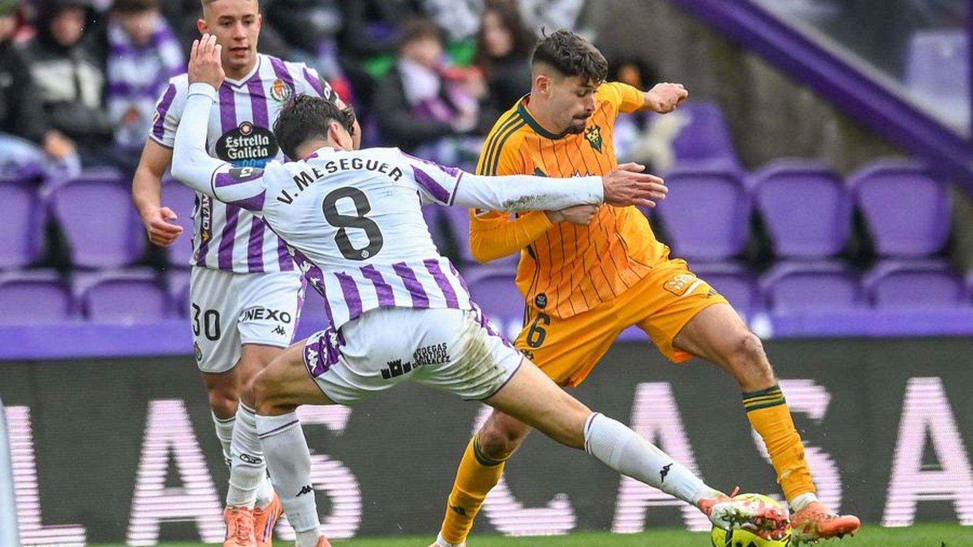 Meseguer intenta robar el balón ante el Albacete. Meseguer intenta robar el balón ante el Albacete.