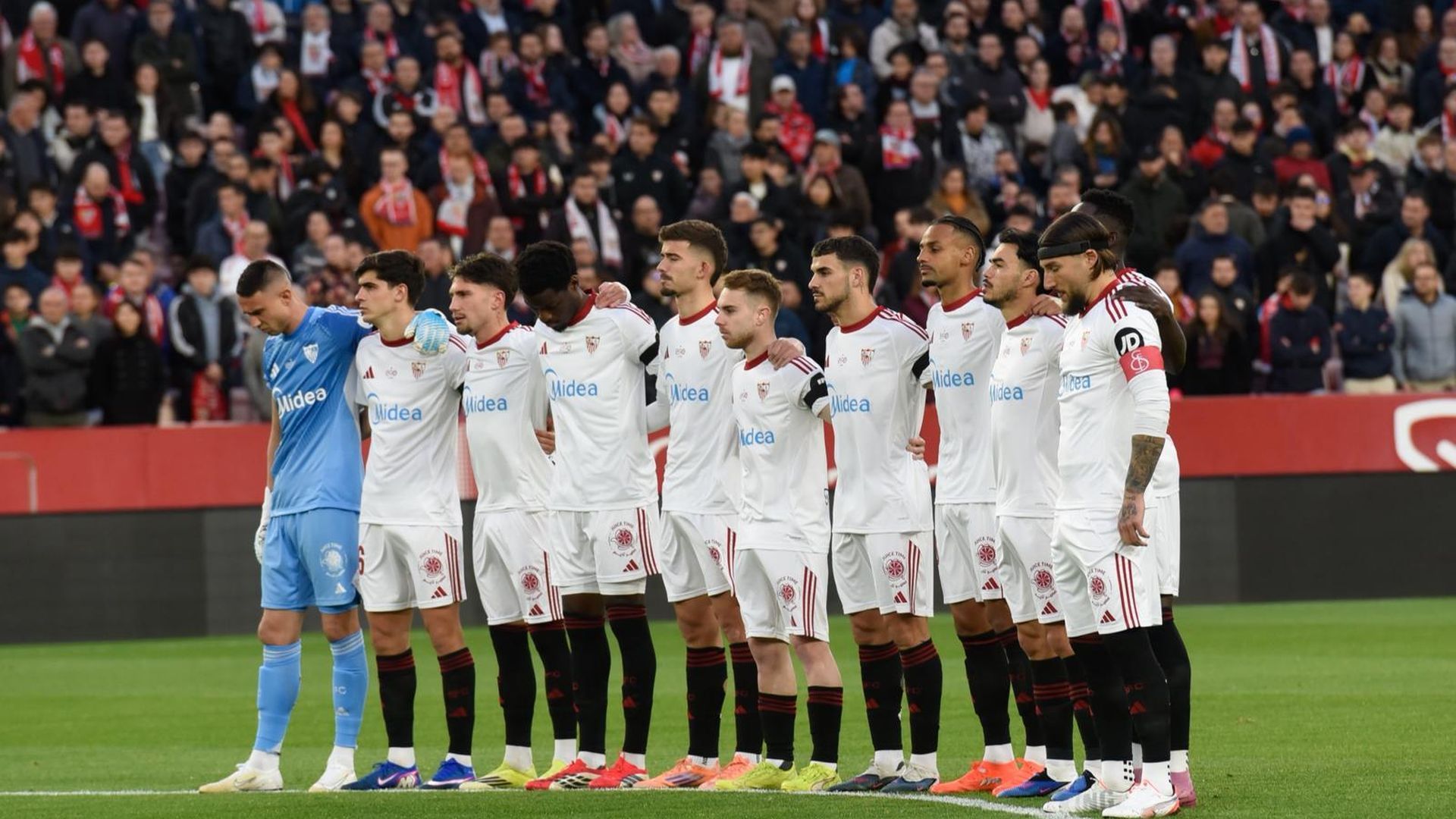 Minuto de silencio en el Sevilla-Athletic