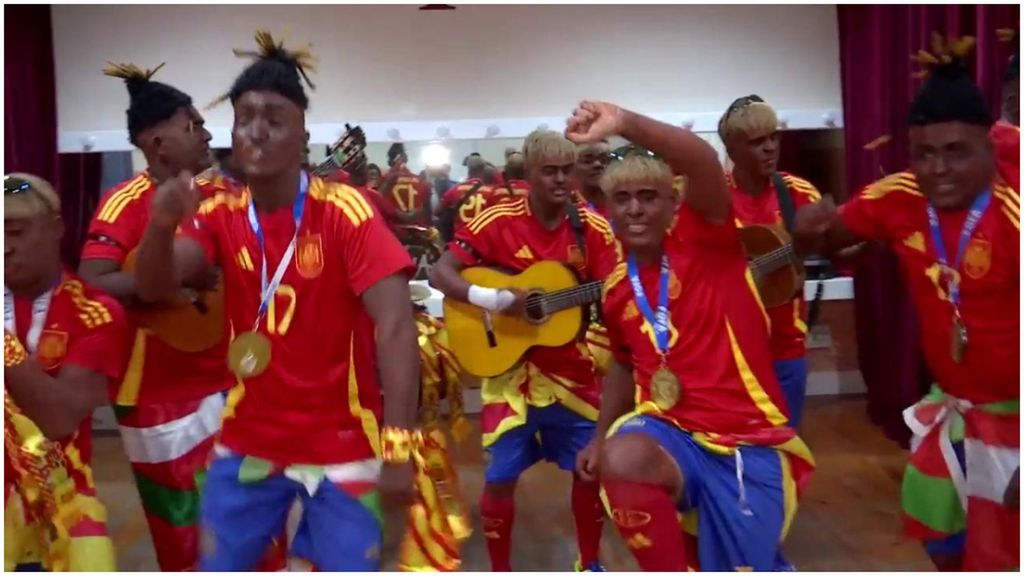 Nico Williams y Lamine Yamal se cuelan en el Carnaval de Cádiz a golpe de copla