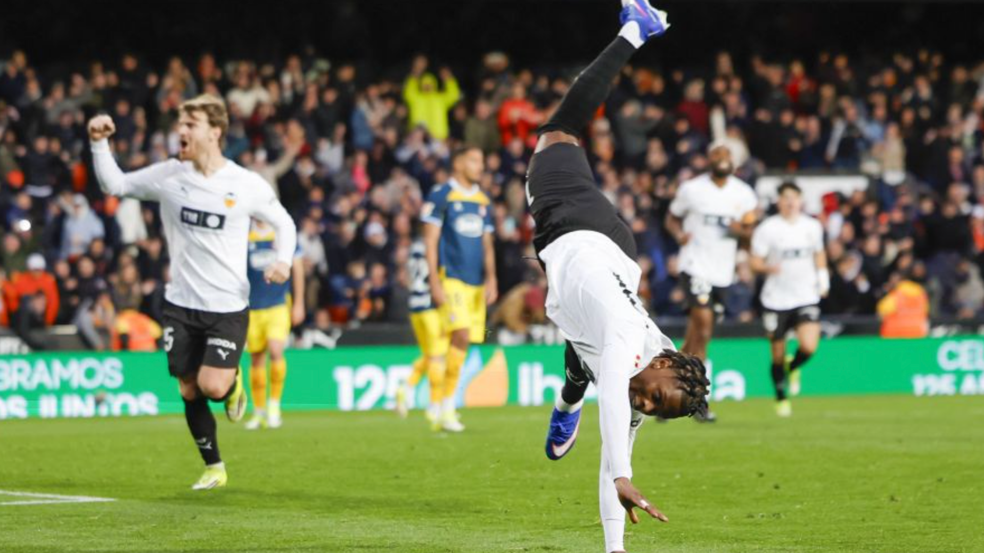 Ramazani celebra su gol en Mestalla de penalti Ramazani celebra su gol en Mestalla de penalti