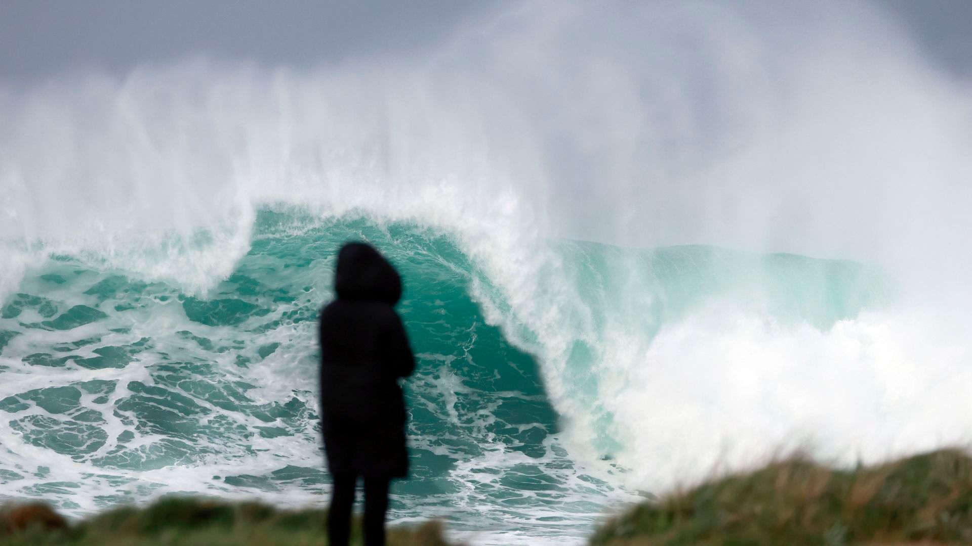 Una persona mira el gran oleaje que sufre la costa noroeste de Galicia,