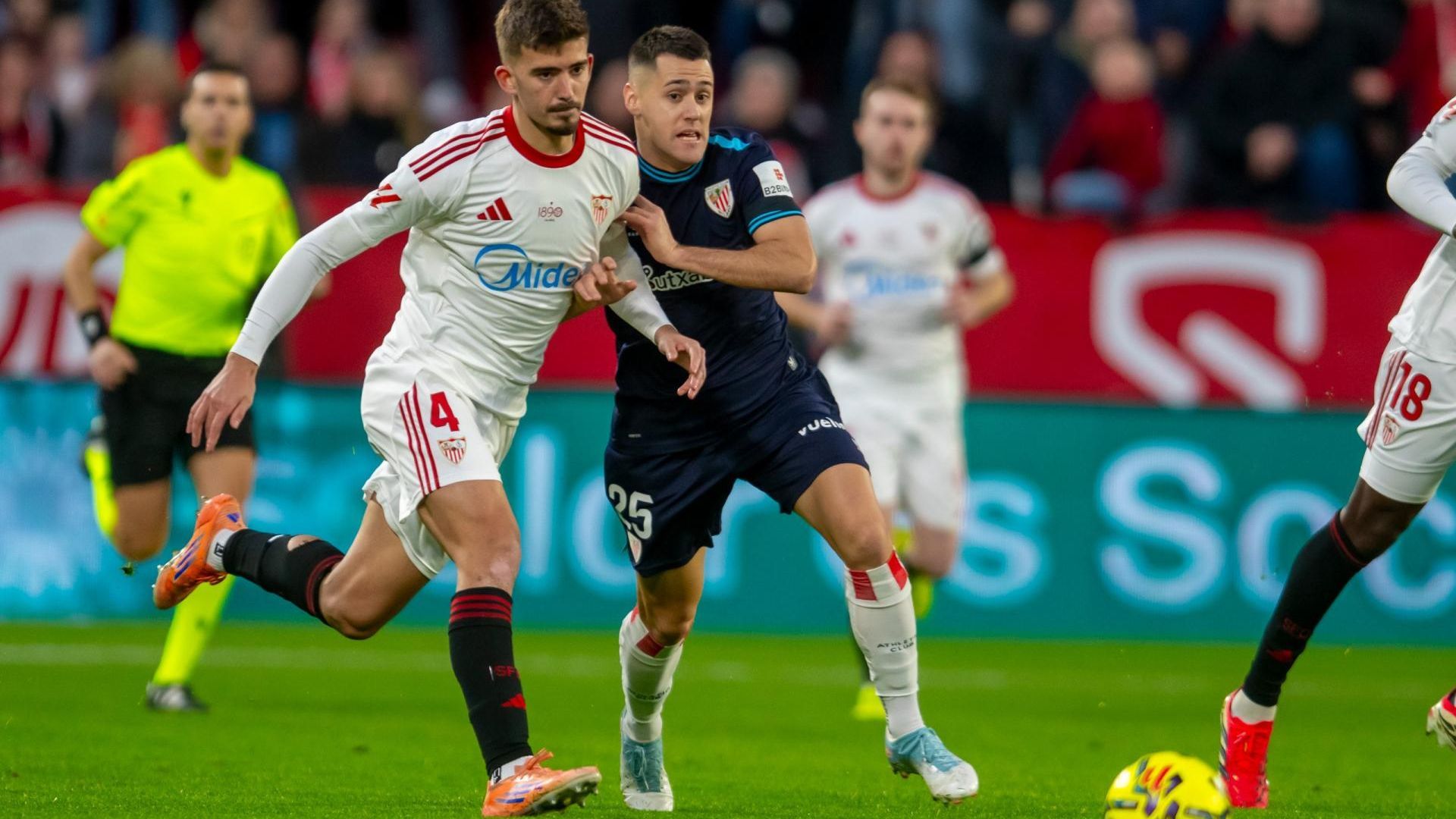 Urko Izeta pelea ante el Sevilla FC en el Sánchez-Pizjuán