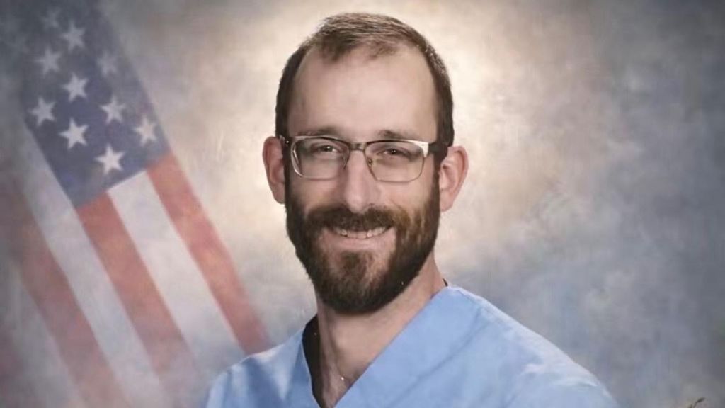 Alex Pretti, el enfermero que ha muerto tras recibir varios disparos del ICE en EEUU: trabajaba en la UCI de un hospital de Minesota