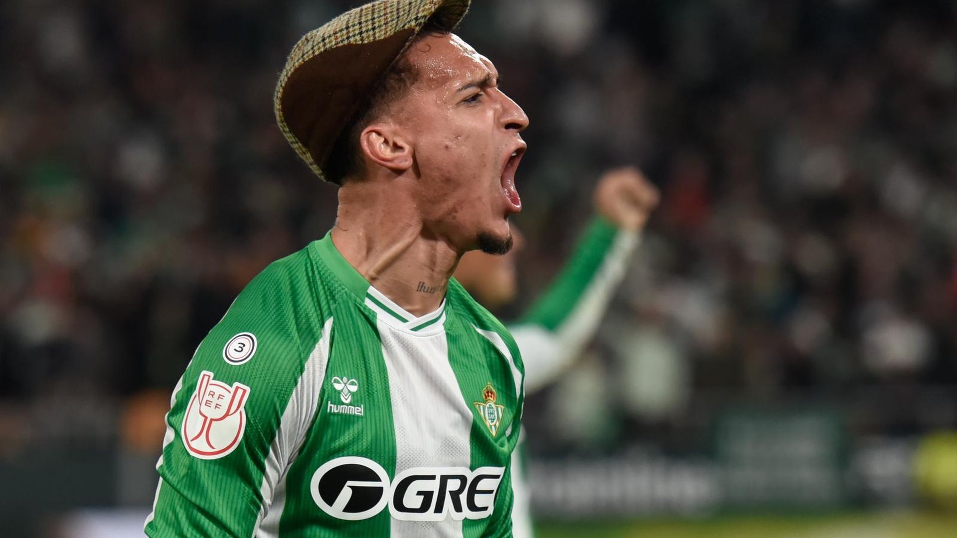 Antony celebra con una gorra en el Betis-Elche de Copa