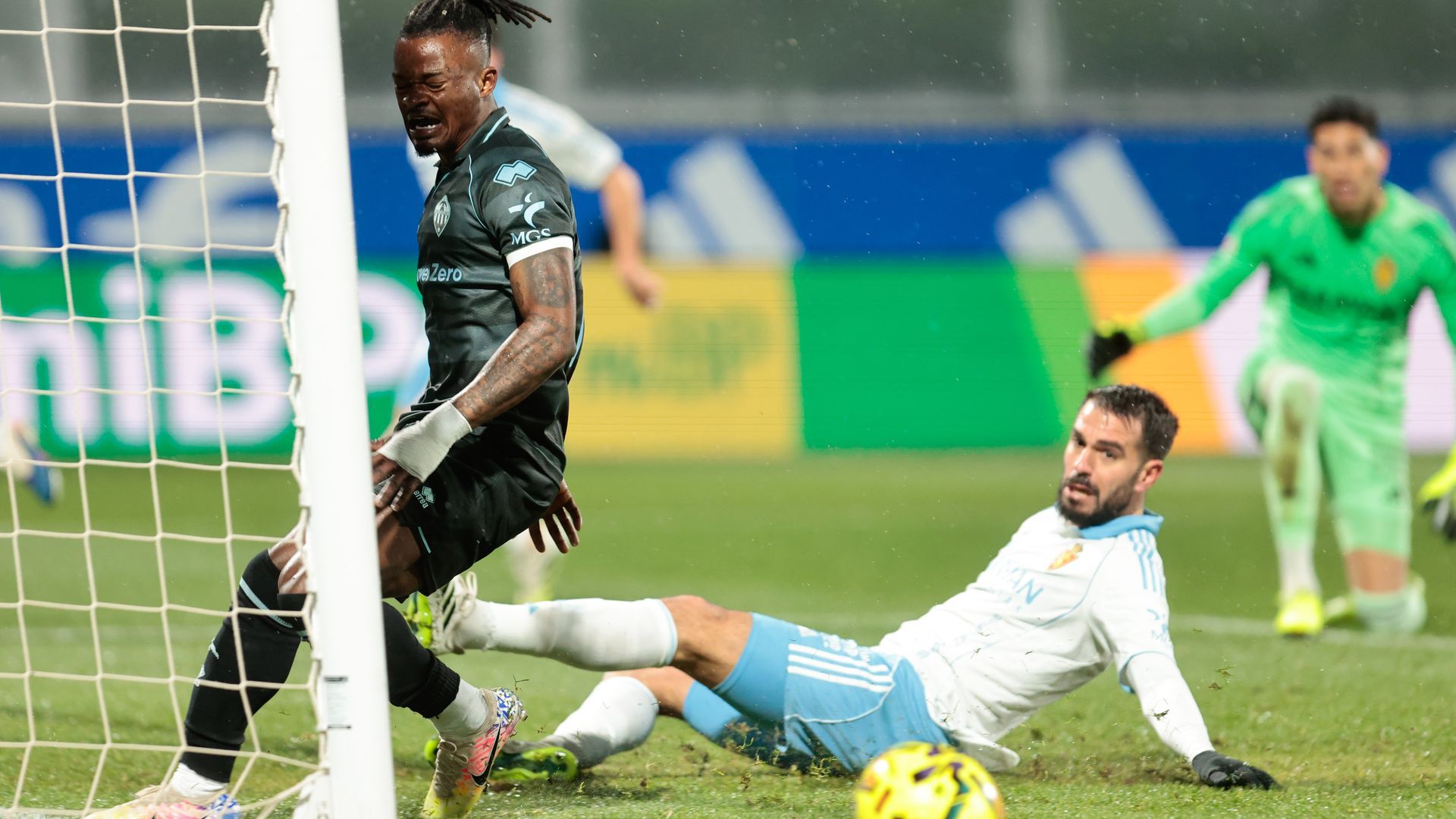 Awer Mabil y Pablo Insua, en el Zaragoza - Castellón