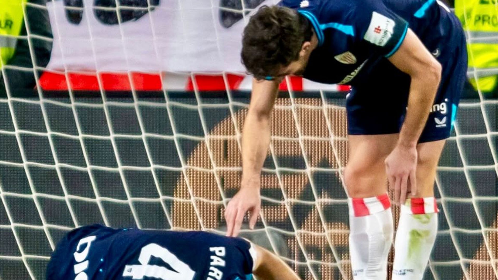 Dani Vivian atiende a su compañero Aitor Paredes en Sevilla